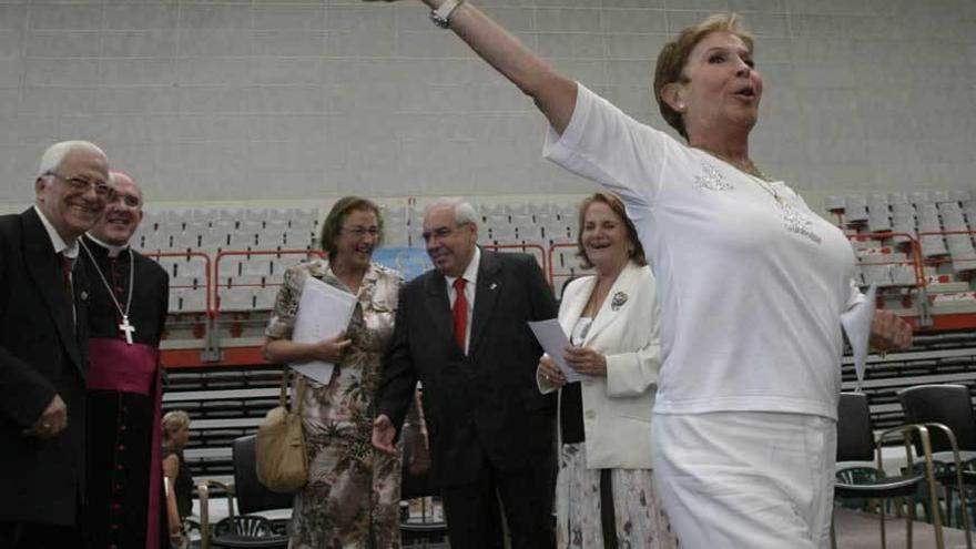 Por la izquierda, el Padre Ángel, Carlos Osoro, Laura González, Tini Areces, Paz Felgueroso y, en primer término, Lina Morgan, en el &quot;Día de los Abuelos&quot;, en Gijón, en 2005.