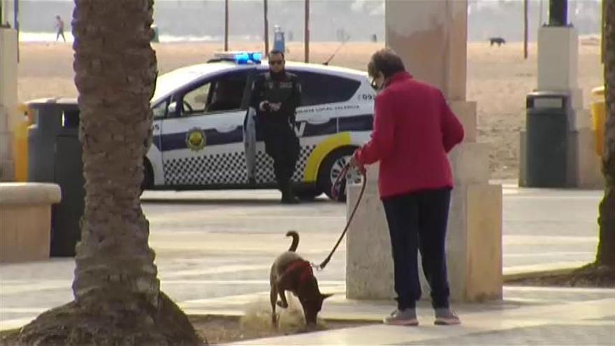 La policía desaloja de playas y paseos marítimos de toda España a cientos de personas ajenas al estado de alarma