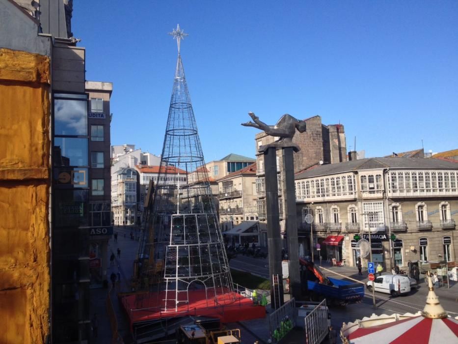 Montaje del árbol de Navidad en Vigo