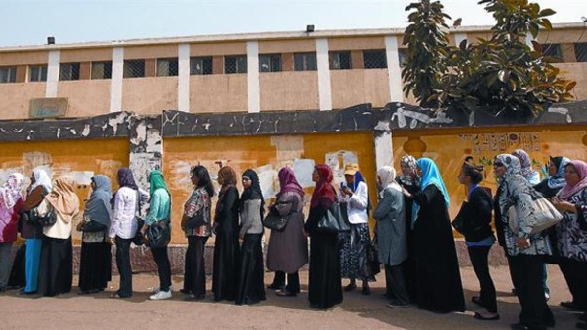 Mujeres egipcias hacen cola para ejercer su derecho al voto en un colegio electoral de El Cairo, ayer.