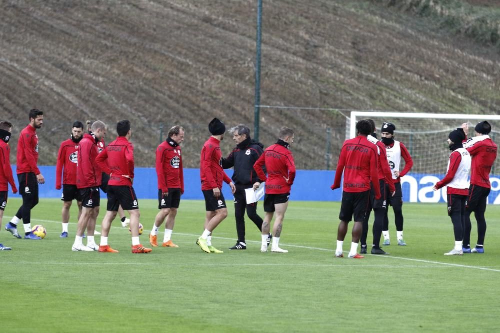 El entrenamiento en Abegondo se desarrolló entre ejercicios de táctica y un partido de once contra once.