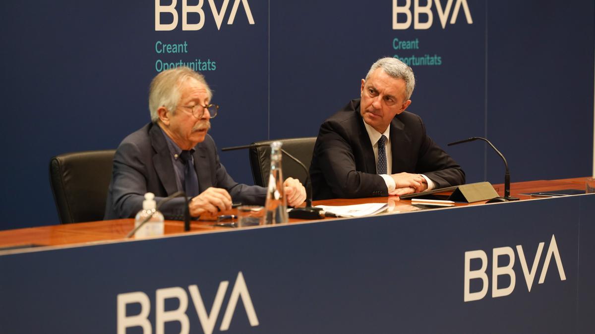 Josep Oliver (esquerra), en un moment de la presentació de l&#039;estudi