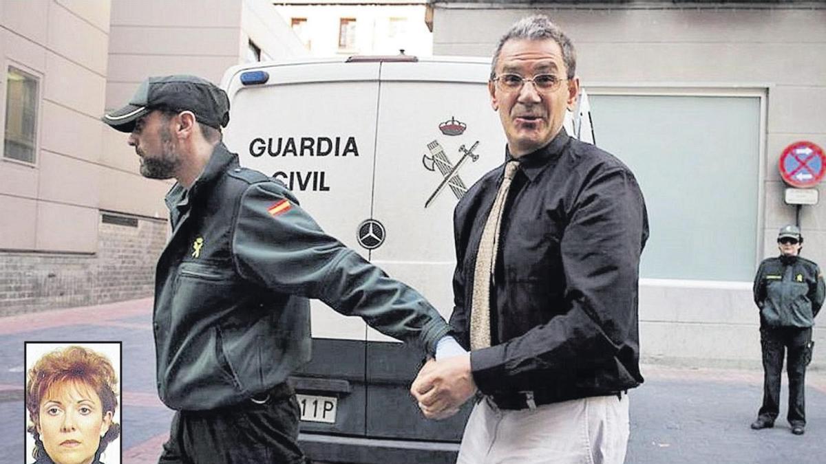 Antonio Losilla, cuando fue detenido durante su detención en 2012. A la izda. su esposa y víctima, Pilar Cebrián. | EL PERIÓDICO