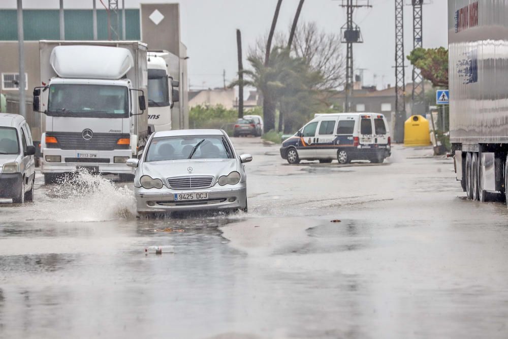 Las lluvias aumentan el caudal del Segura en Orihuela y causan problemas en algunos viales