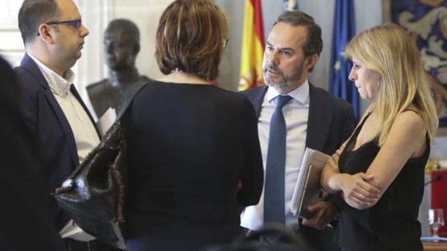 El popular Carlos Castillo conversa con los socialistas Carlos Giménez, Gloria Vara y Eva Montesinos.