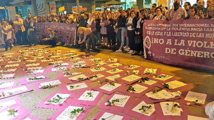 Homenaje, anoche, en Arrecife a las víctimas por violencia machista.