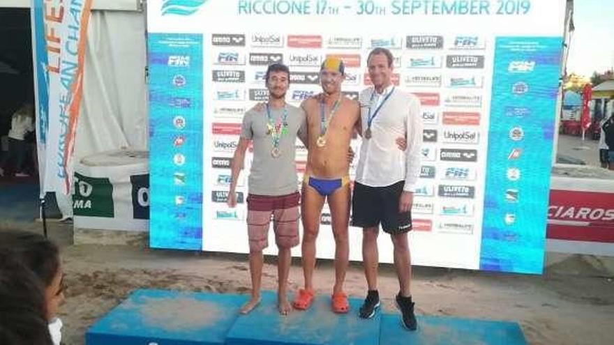 Javier Carballo (izqda.), ayer, en uno de los podios de Riccione.