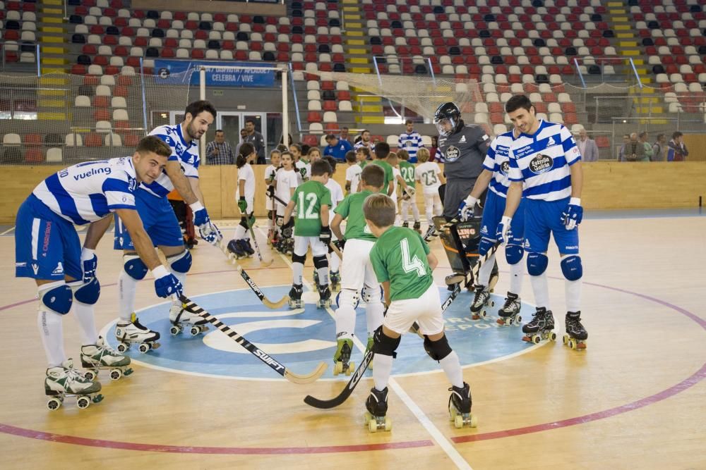 El equipo de hockey sobre patines presenta en el Palacio de los Deportes de Riazor las equipaciones para la temporada. La primera seguirá siendo verdiblanca y la segunda, blanquiazul como la del Dépor