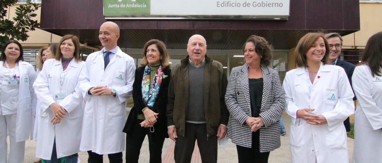 Domingo García, en el centro, entre la delegada de Salud y la consejera de Salud, es uno de los pacientes beneficiarios.