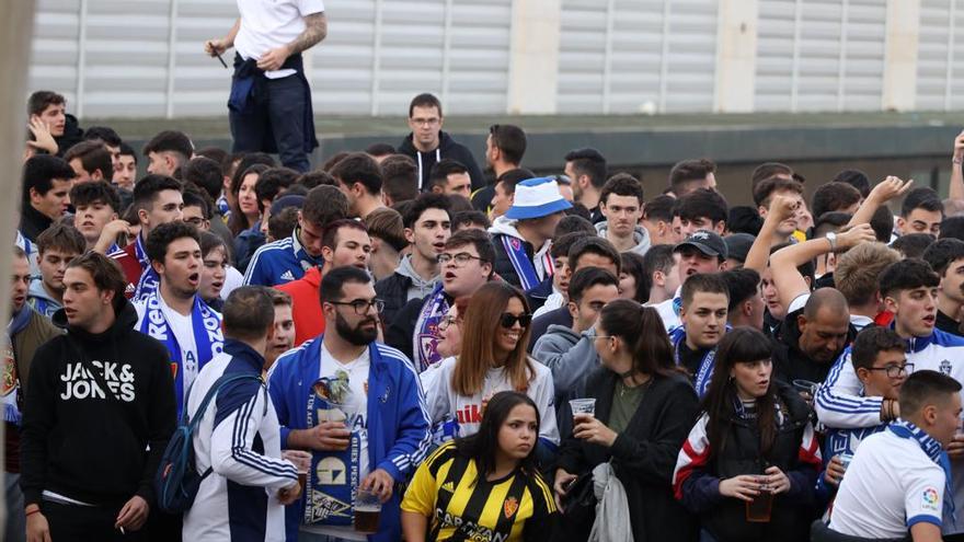 En imágenes | Este es el ambientazo a las puertas de La Romareda por el Real Zaragoza - Huesca