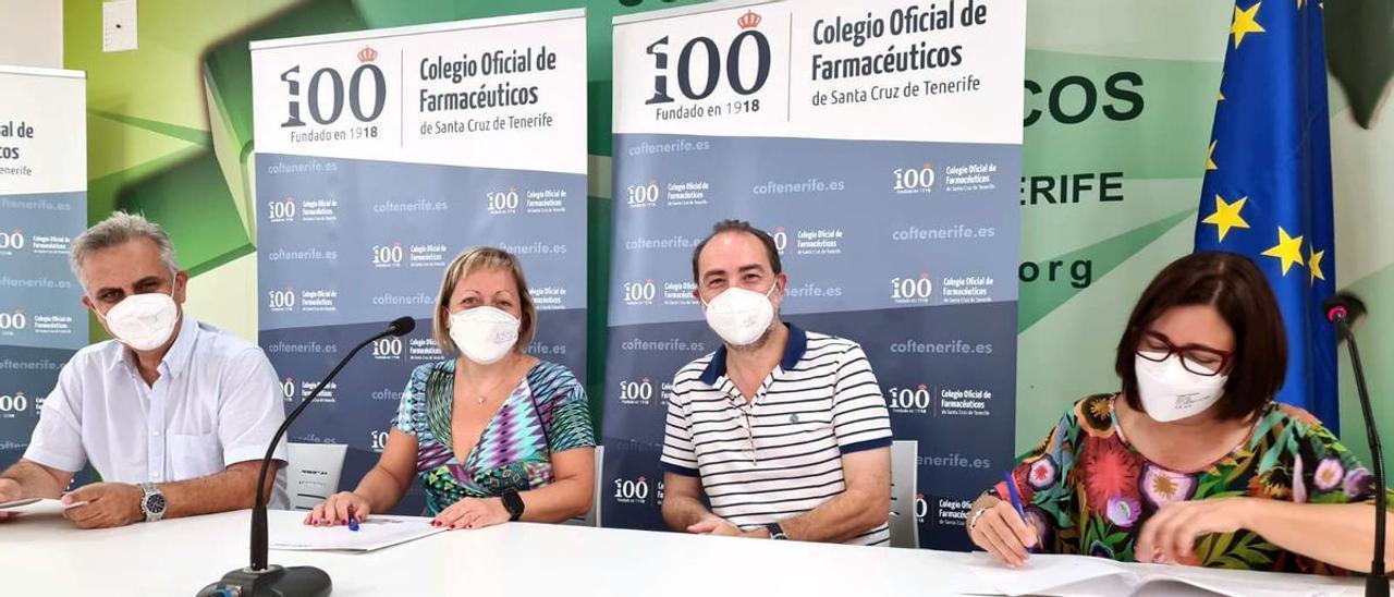 Momento de la firma del convenio entre los farmacéuticos de Canarias y los afectados con Covid Persistente