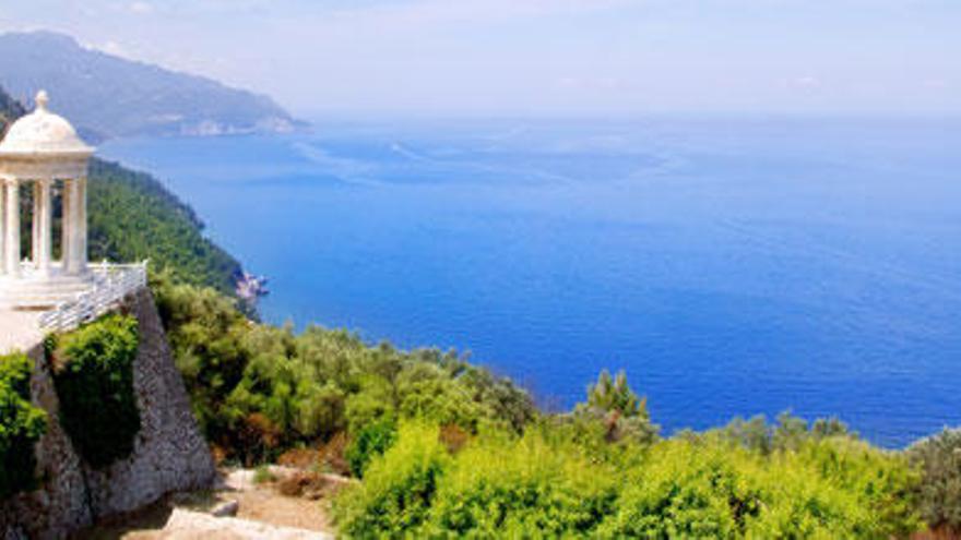 El mirador de Son Marroig ofrece magníficas vistas de la Foradada y la Serra.