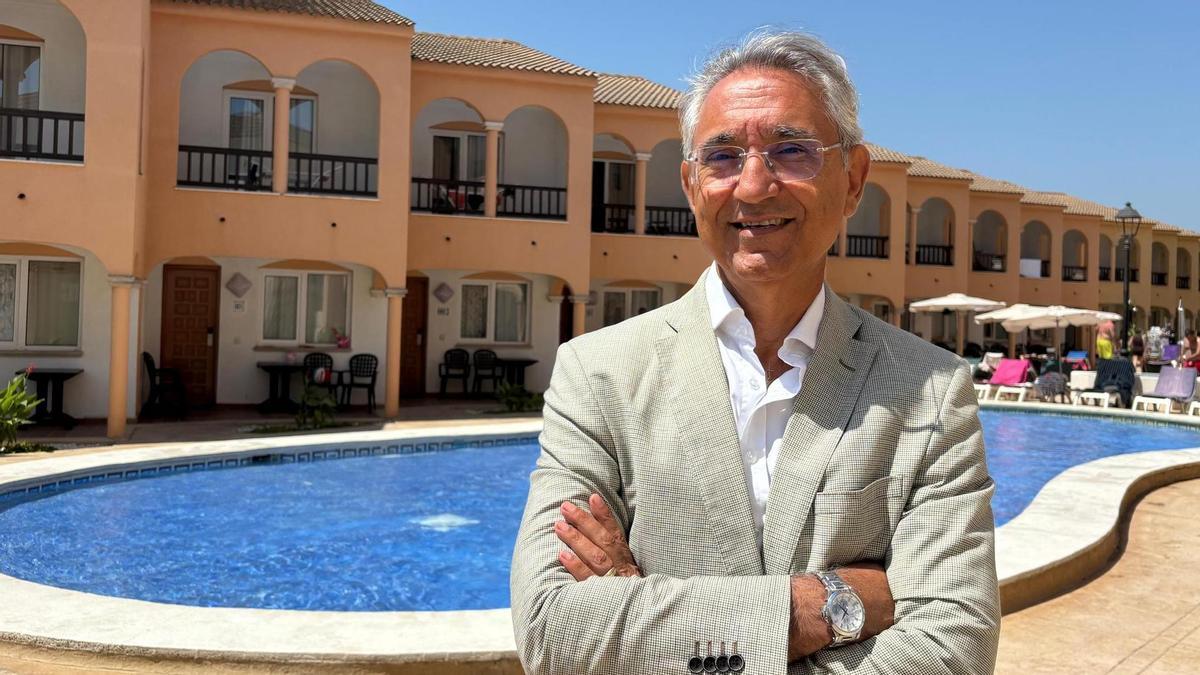 El vicepresidente de Hosbec en Castellón, Javier Gallego, en un alojamiento de Peñíscola.