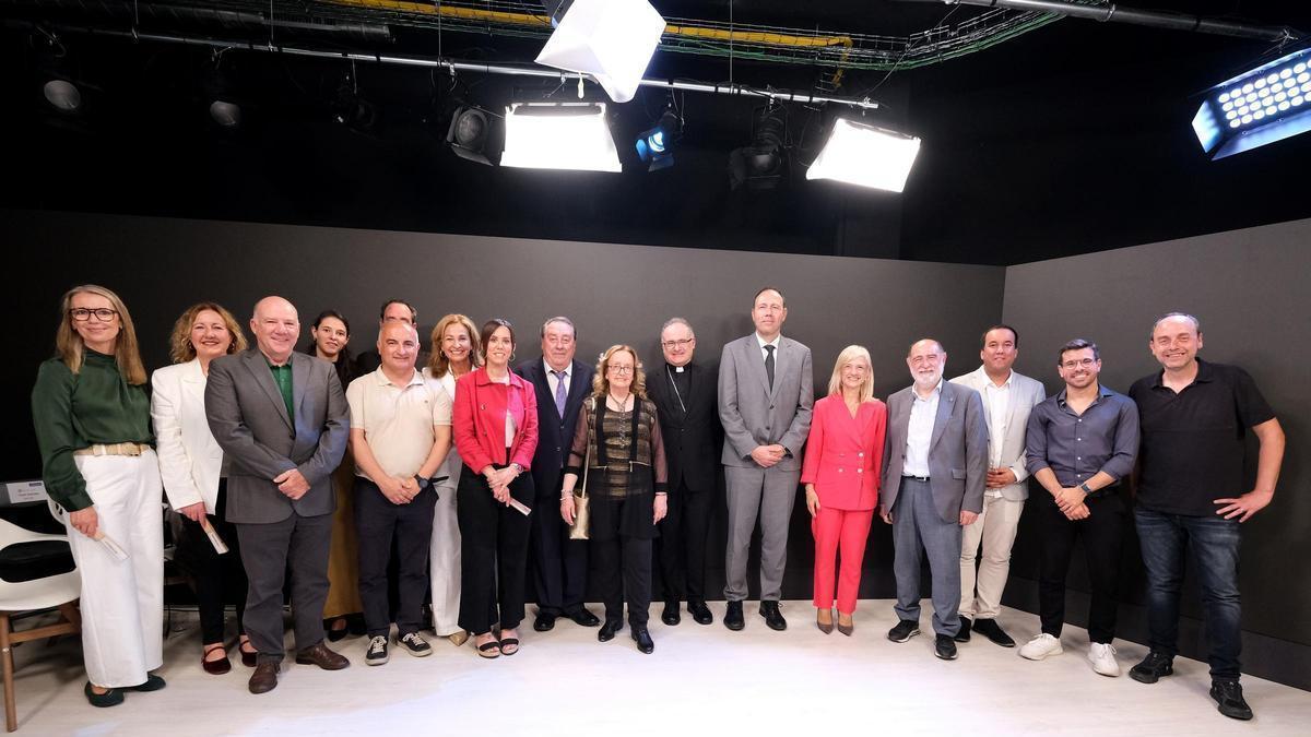 Fotografia de grup dels participants a la inaguració, amb el pare abat al centre