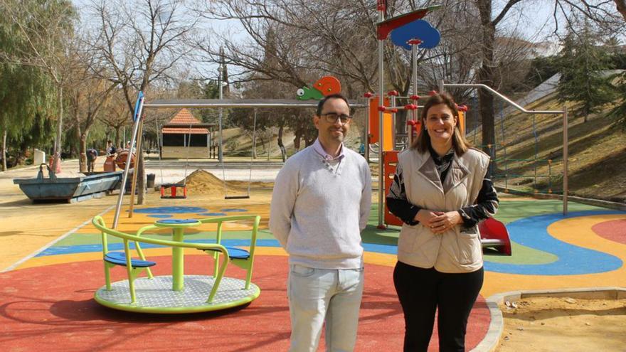 Juan José Castro y Cristina Piernagorda, en la zona infantil de La Cañada.