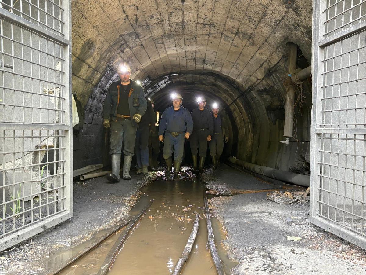 Los trabajadores saliendo de la mina.