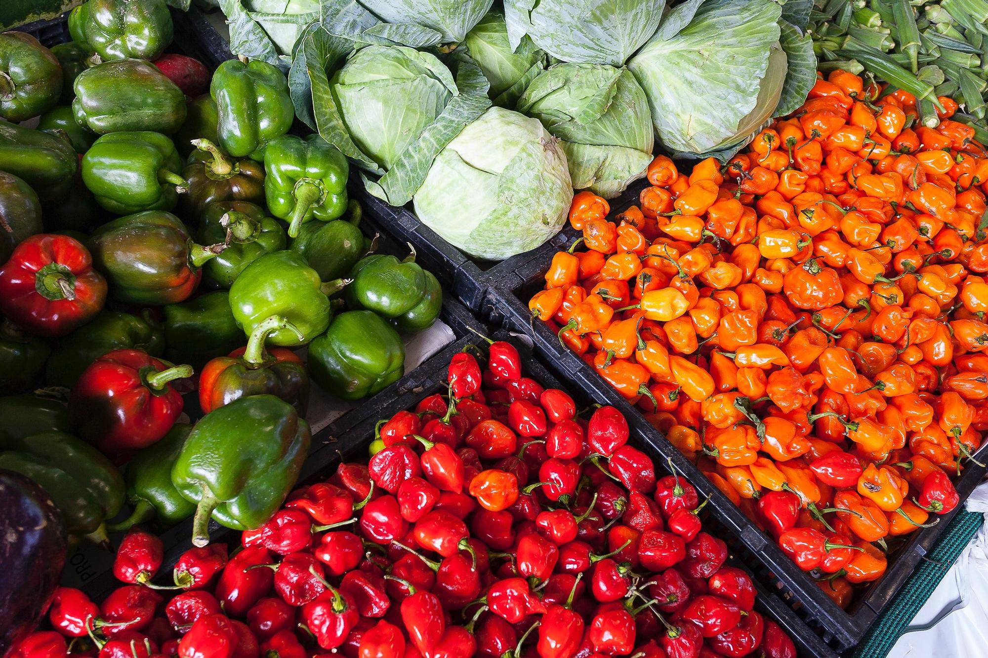 Frutas y verduras en un supermercado