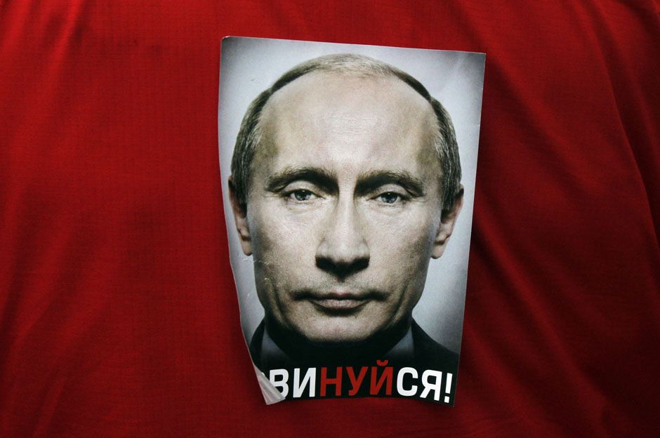 Un cartel con el rostro del presidente ruso, Vladimir Putin.