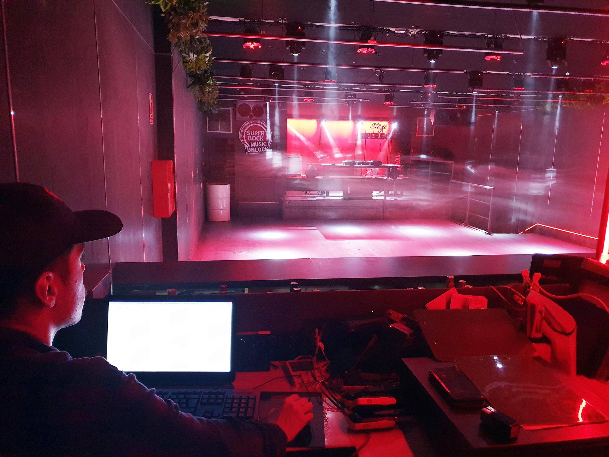 Jacobo, técnico de luces y sonido de la Sala Mondo, prepara las instalaciones de cara a Nochevieja