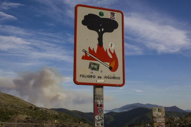 Desalojadas 60 personas en Benahavís por el incendio de Sierra Bermeja