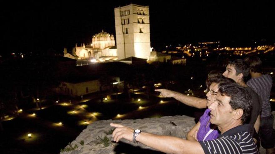 Algunos visitantes señalan las vistas desde la Torre del Homenaje con la Catedral de fondo