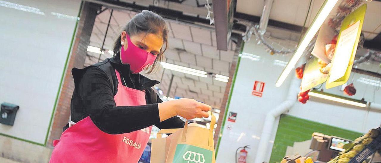 Preparación de un pedido de Cistella en uno de los puestos de alimentación del Mercado Central de Castelló.