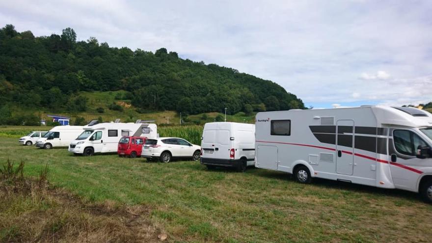 Varios vehículos &quot;aparcados&quot; en una finca privada, sin autorización ni permiso del dueño o propietario, en Cangas de Onís