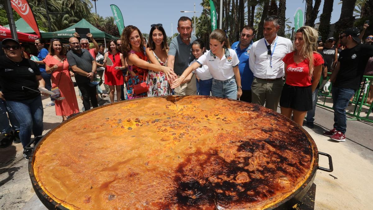 Arroz con costra gigante elaborado por la Gestora de Festejos Populares este miércoles en el Paseo de la Estación