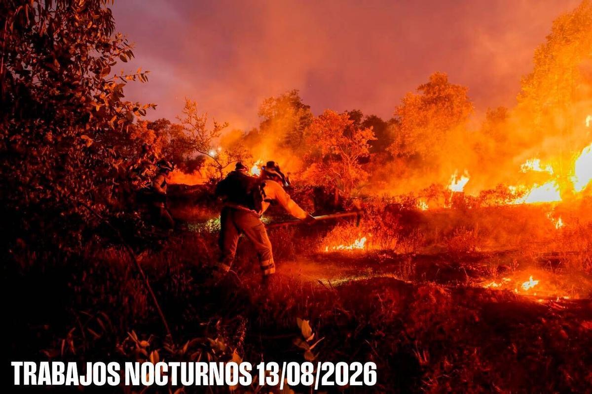 Trabajos nocturnos en el incendio de Niebla (Huelva)