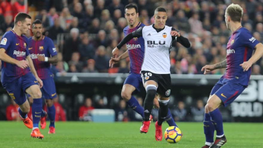 Rodrigo en una acción del partido contra el Barcelona.