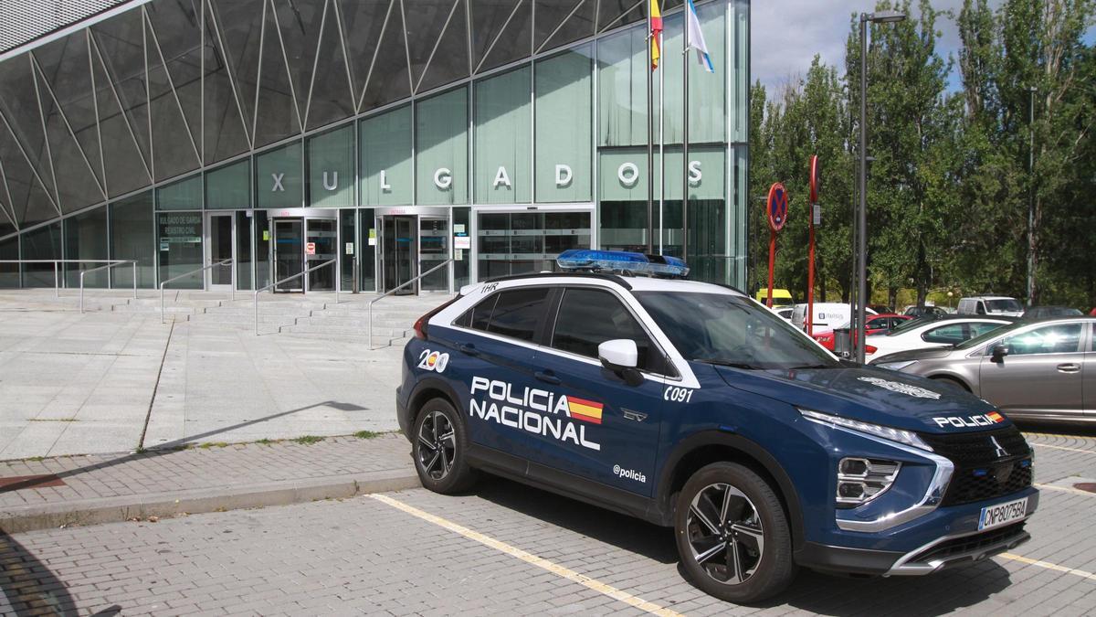 Un vehículo de la Policía en el exterior del juzgado de Ourense.