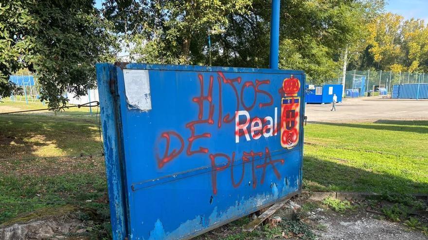 El Requexón amanece vandalizado: varias pintadas antioviedistas en la entrada a dos días del derbi ante el Sporting