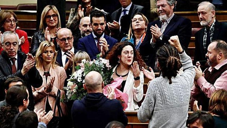 Suport Flors i aplaudiments per a la diputada Aina Vidal
