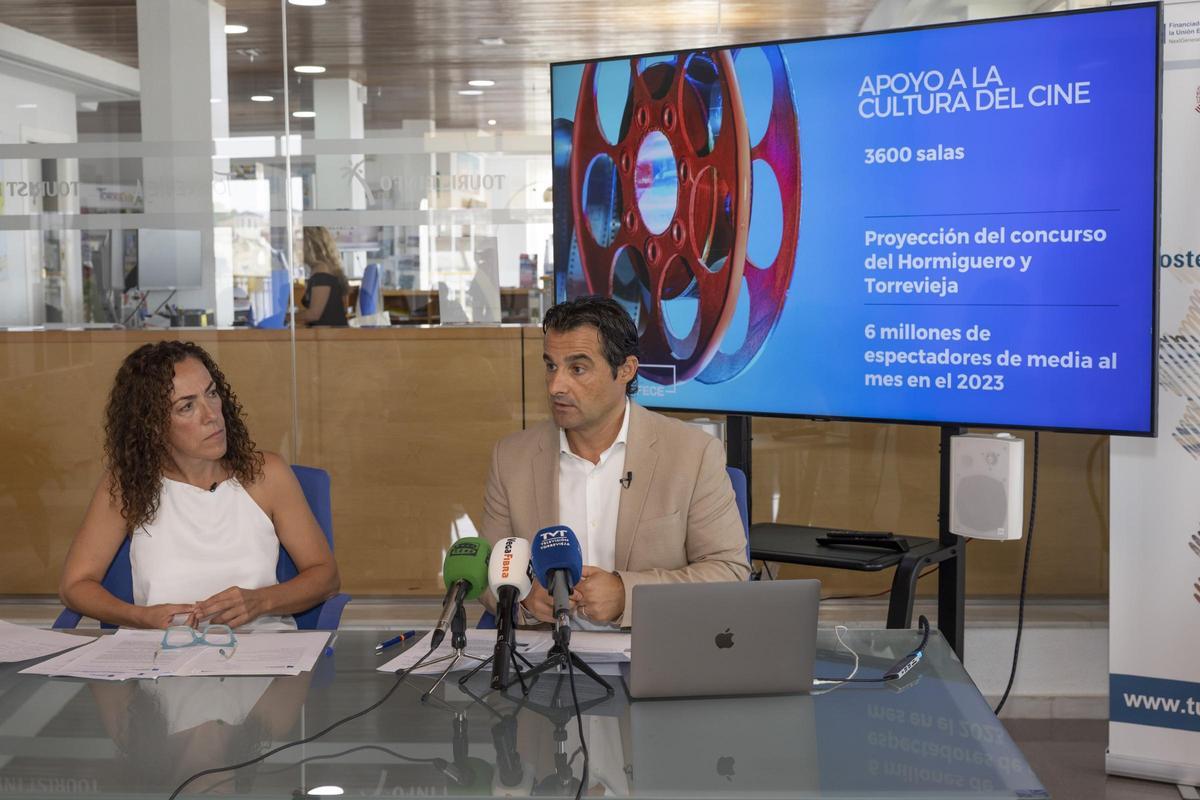 Rosario Martínez Chazarra y Eduardo Dolón explicando el impacto de la proyección en cines