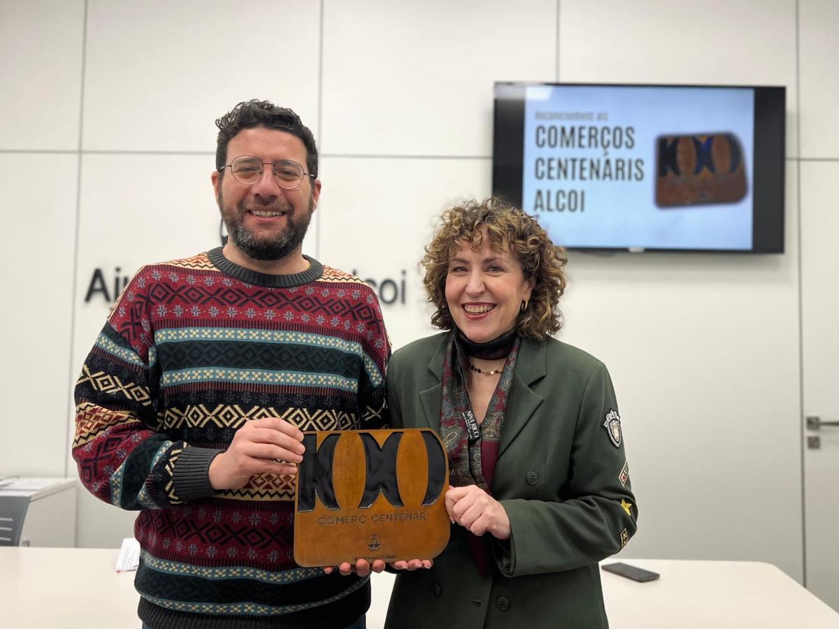 El concejal de Comercio y la representante de la Cámara de Comercio, con la placa se instalará en los comercios establecimientos centenarios