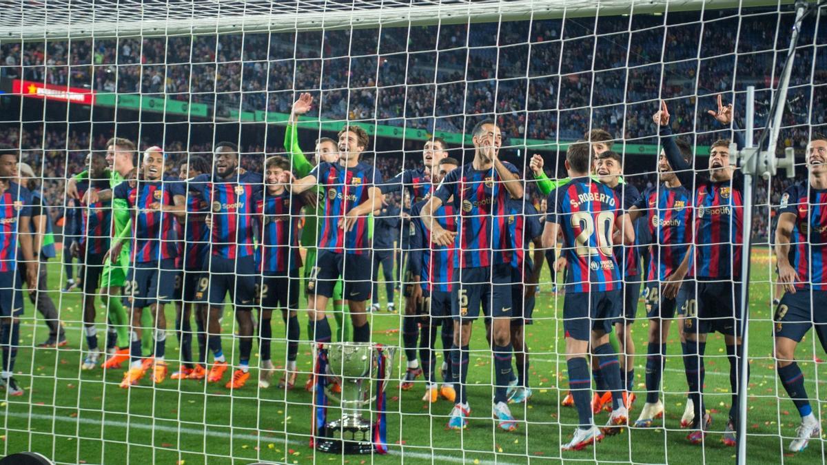 Los jugadores del Barça celebran la Liga con la grada de animación del Camp Nou.