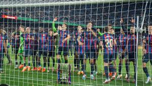 Los jugadores del Barça celebran la Liga con la grada de animación del Camp Nou.