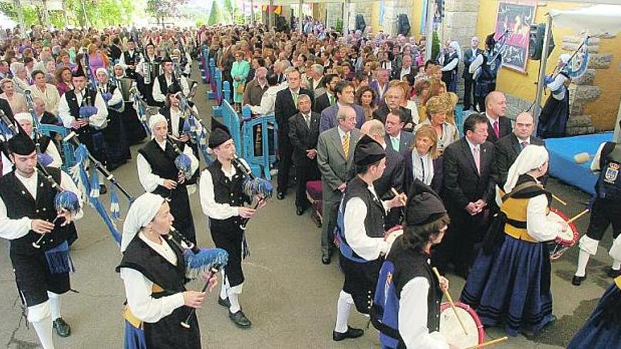 La Banda de Gaitas «Ciudad de Oviedo», al comienzo de la misa, en la explanada junto a la ermita del Cristo; a la derecha, los miembros del equipo de gobierno municipal.