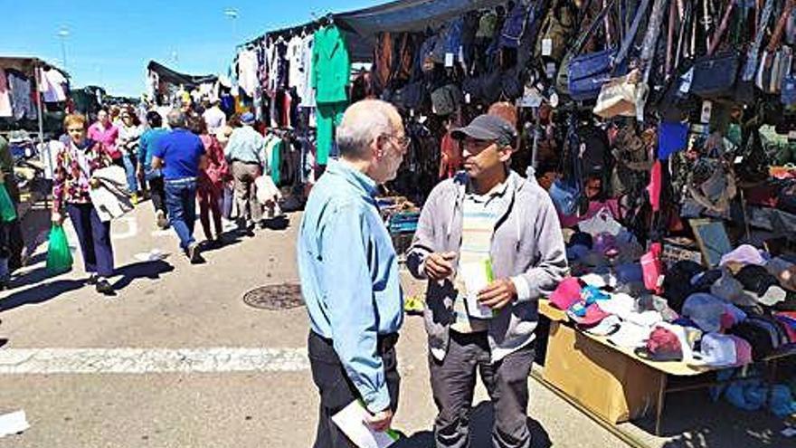 La visita al mercadillo no puede faltar en la campaña electoral