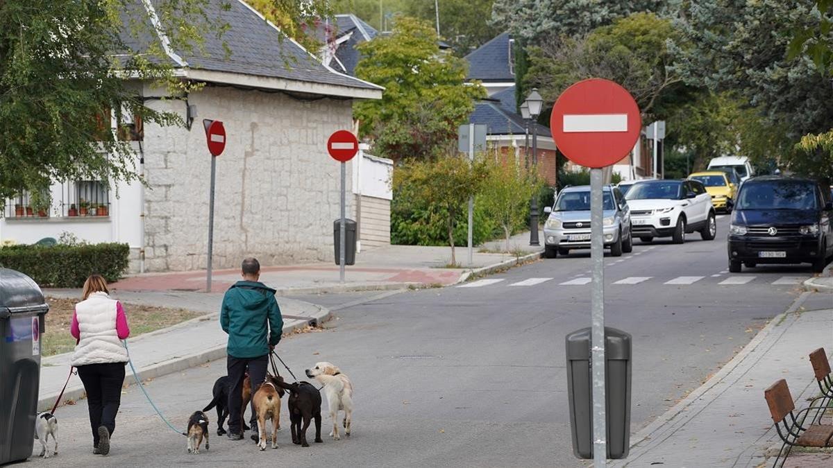 Vecinos de Mingorrubio junto al cementerio donde fueron trasladados los restos de Franco