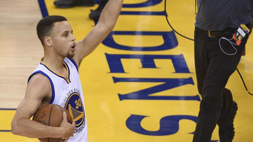 Stephen Curry recibe su segundo MVP consecutivo.