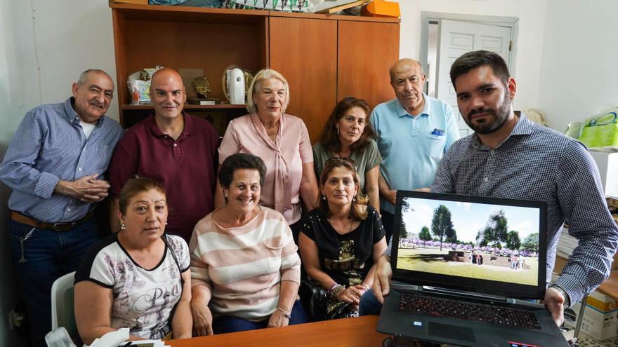 Juan Antonio Postigo muestra esta semana el proyecto, con vecinos y dirigentes vecinales de Campanillas.