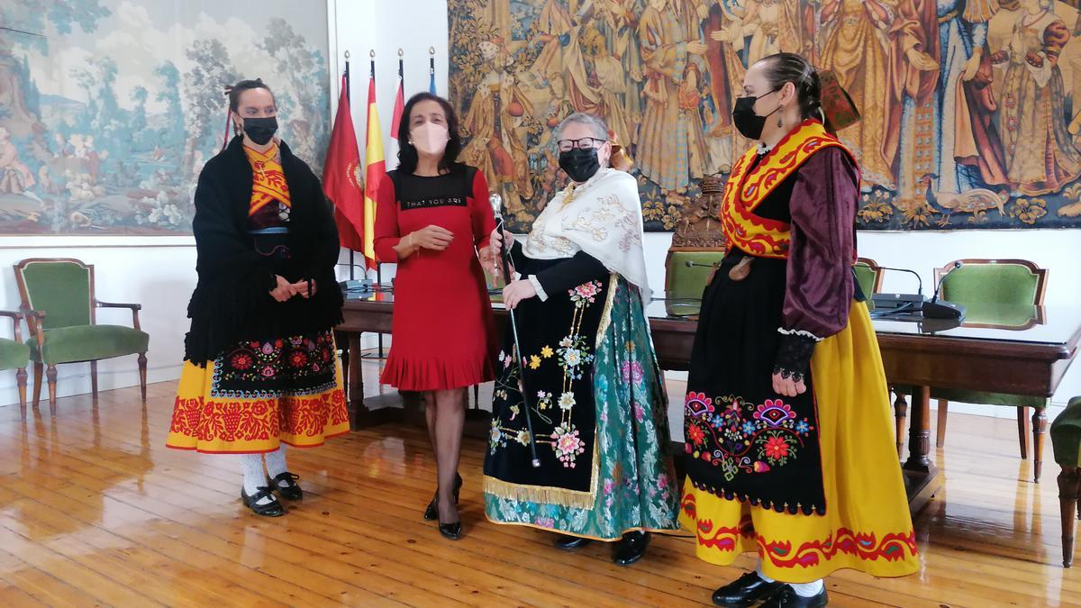 Medina (segunda por la izquierda) entrega el bastón de mando a la mayordoma