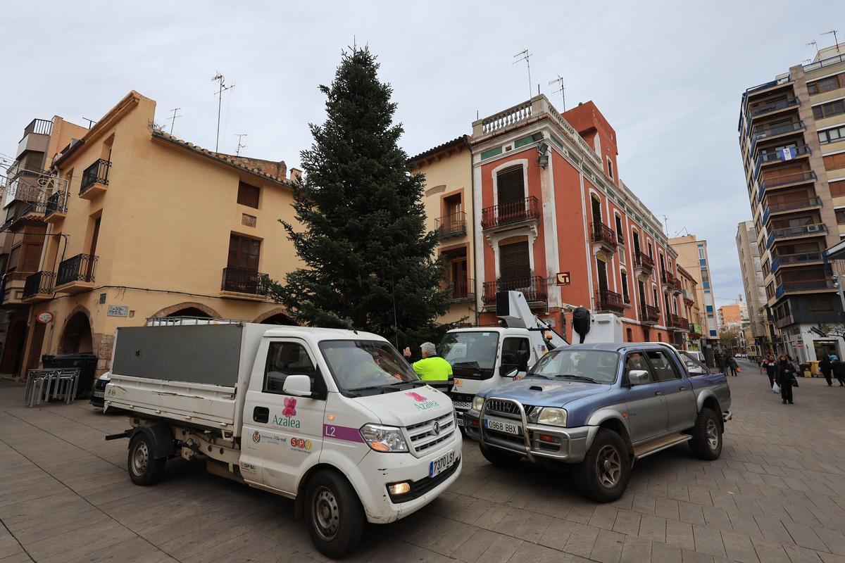 Fotogalería I Vila-real instala su árbol de Navidad más sostenible en la plaza de la Vila