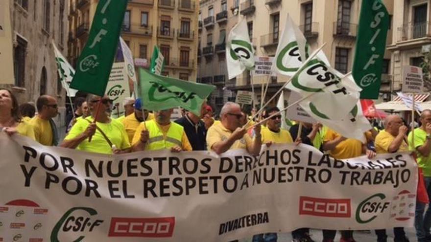 Los brigadistas, ayer concentrados frente a la Diputación de València.