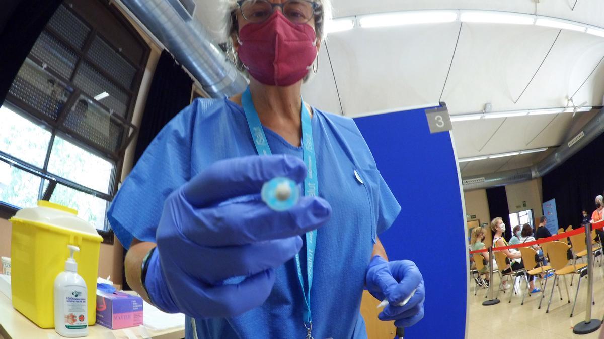 Una enfermera se dispone a administrar una vacuna en el Centre Cívic La Sedeta de Barcelona