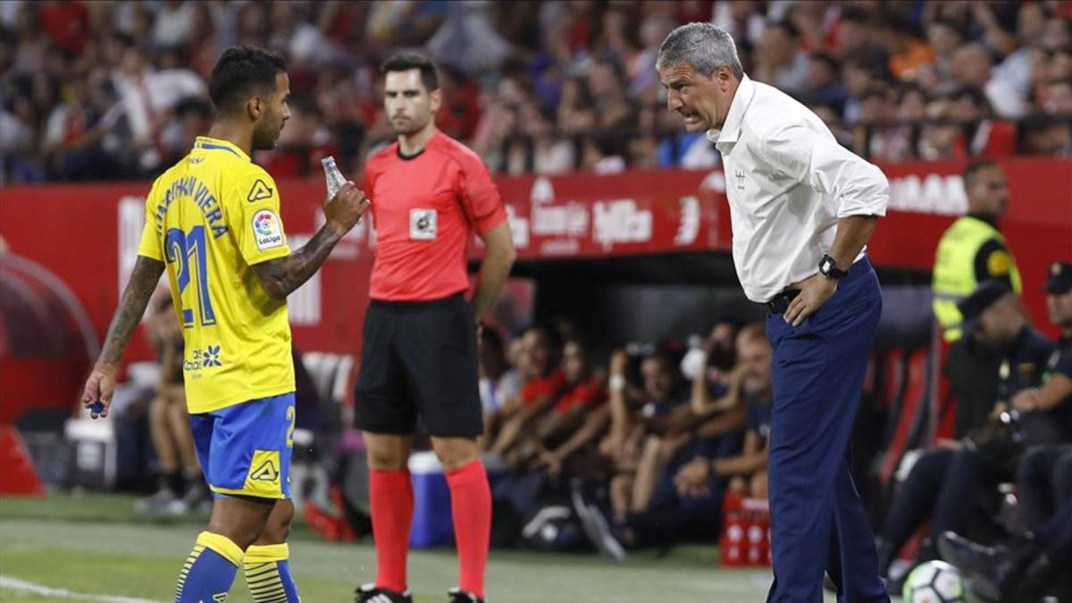 Jonathan Viera recibe instrucciones de Manolo Márquez en el partido entre el Sevilla y la UD Las Palmas
