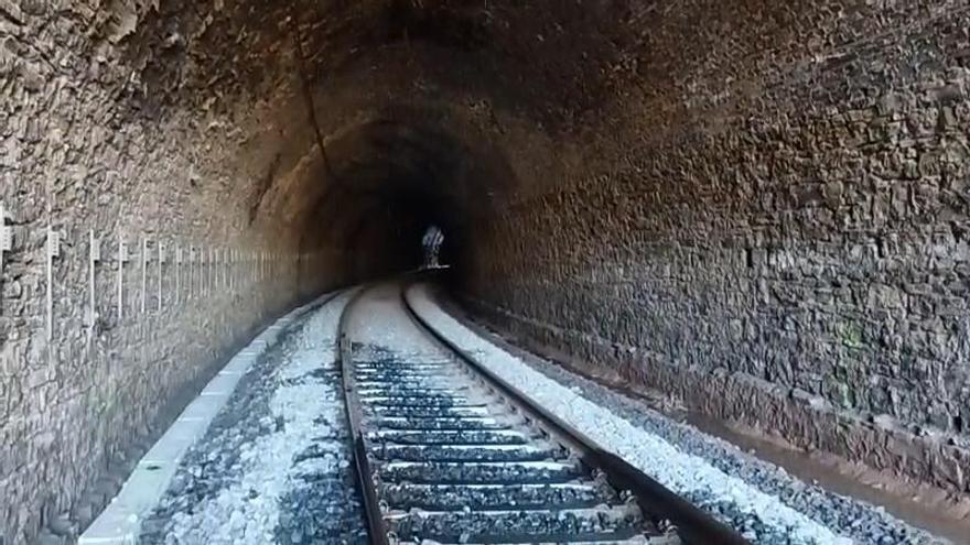 La pluja dins del túnel de la RL4 entre Cervera i Calaf