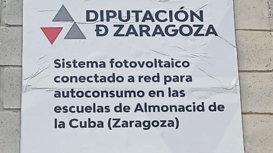 Cartel en el pabellón donde se han instalado los paneles fotovoltaicos. | SERVICIO ESPECIAL