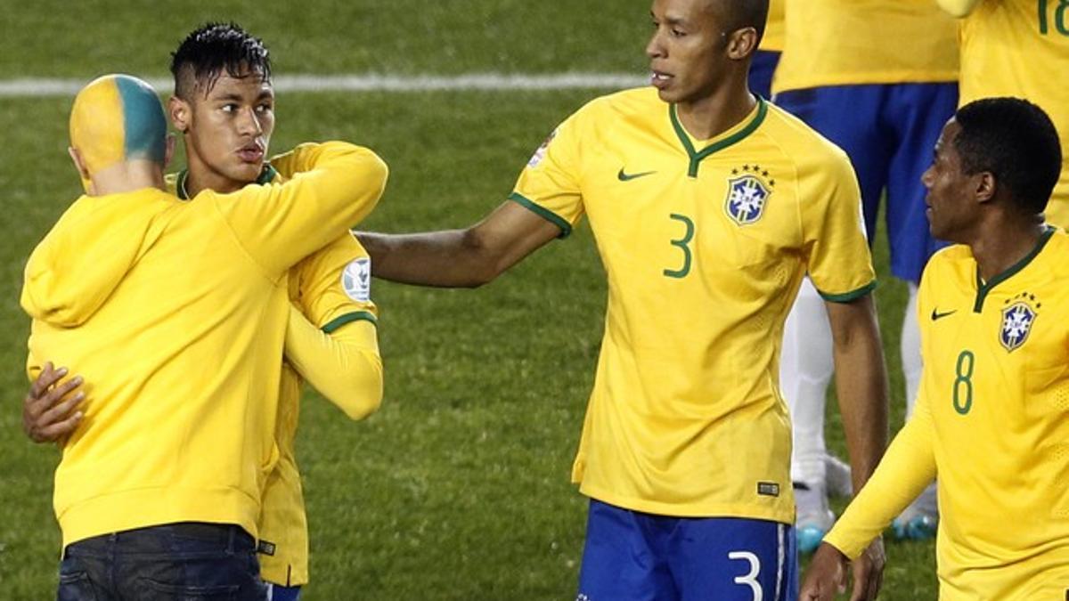Neymar recibe la felicitación de un fan tras la victoria de Brasil ante Perú.